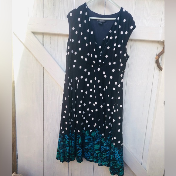 Jessica Howard Dresses & Skirts - Jessica Howard Black and White Polka Dot Dress with Green Floral Hem Size 14W